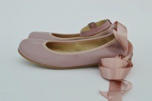 Bailarinas con lazo y correa anudada niña