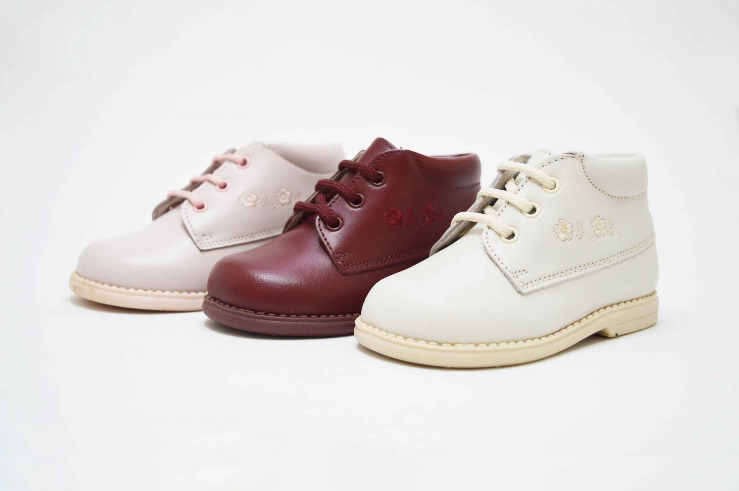 Botita cordones flor bordada niña