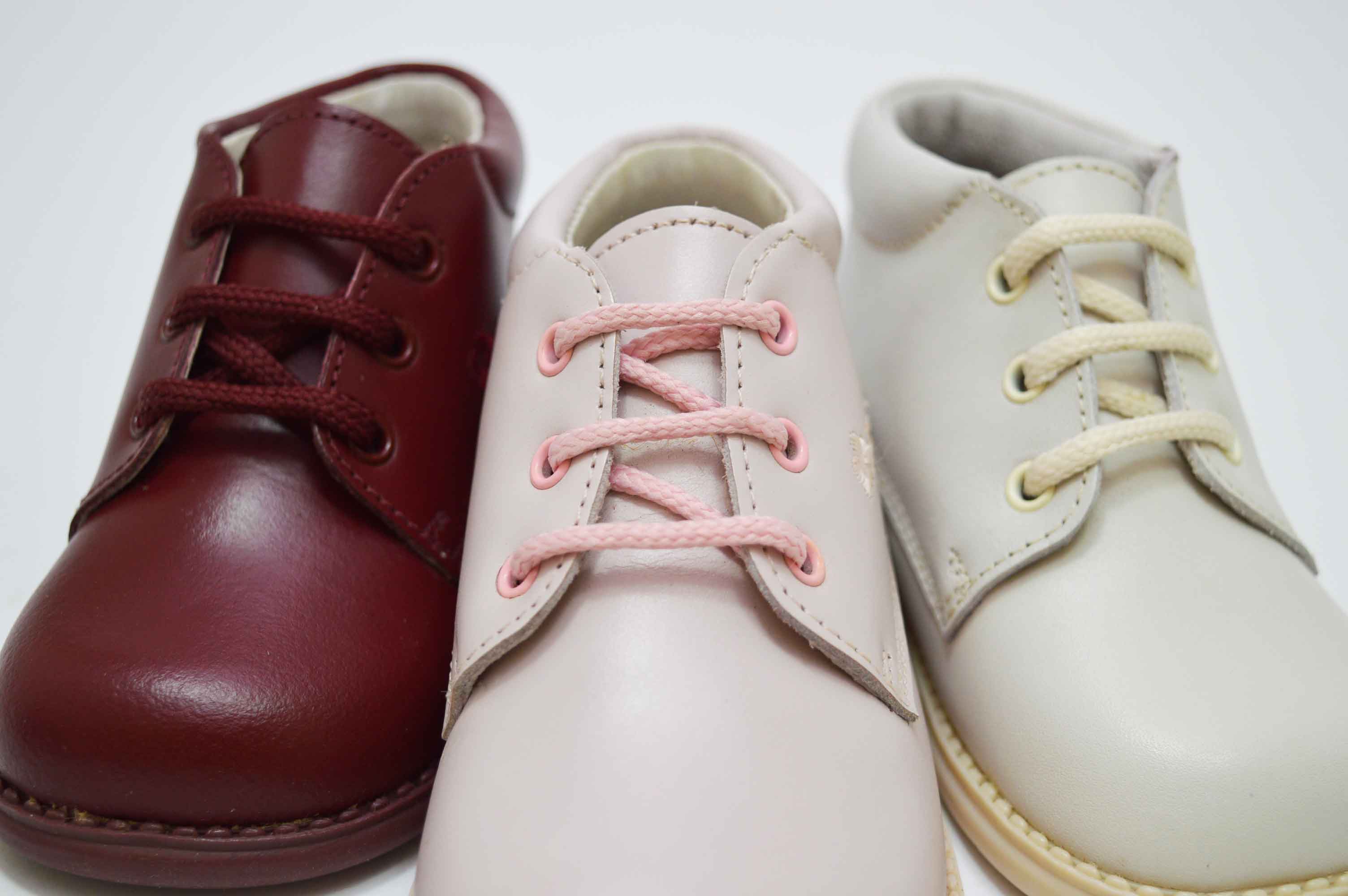 Botita cordones flor bordada niña - Imagen 12