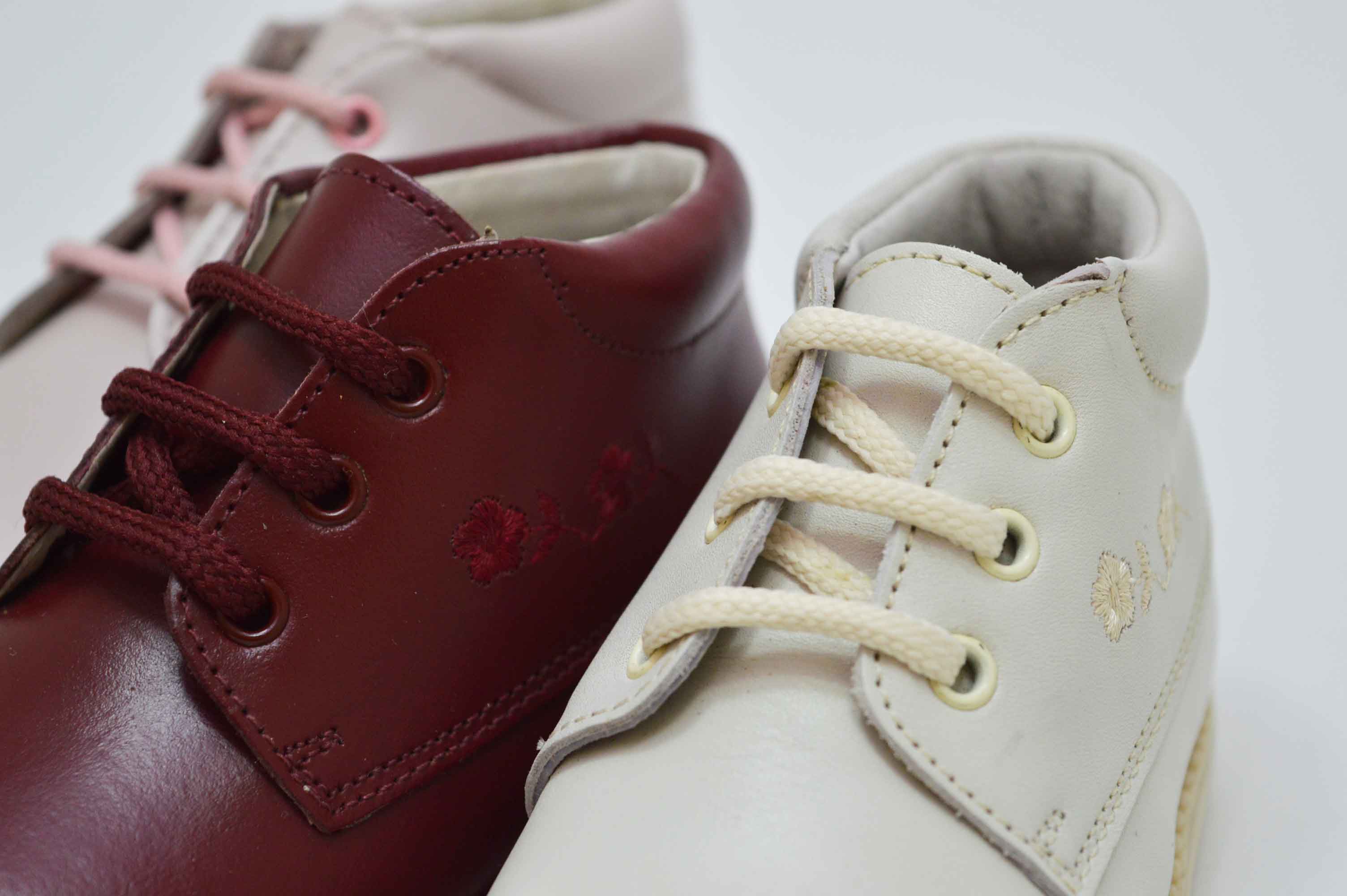 Botita cordones flor bordada niña - Imagen 13