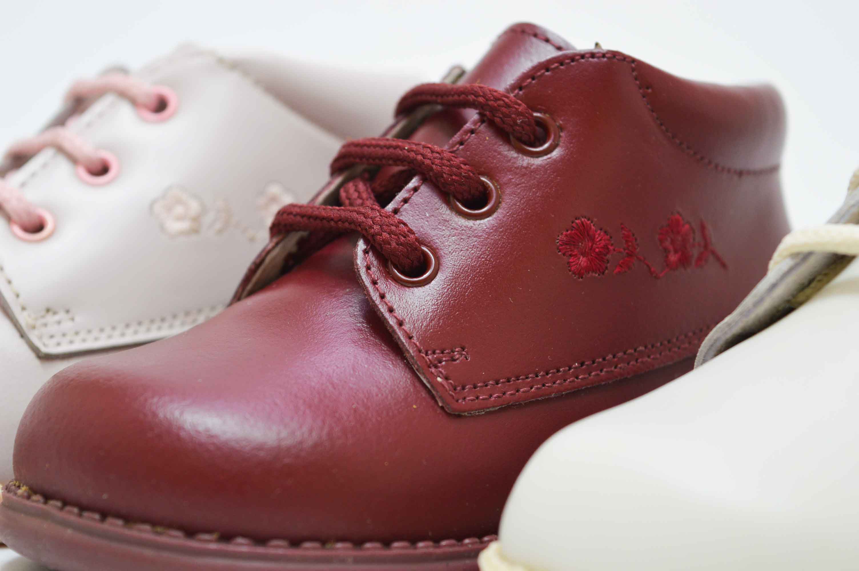 Botita cordones flor bordada niña - Imagen 14