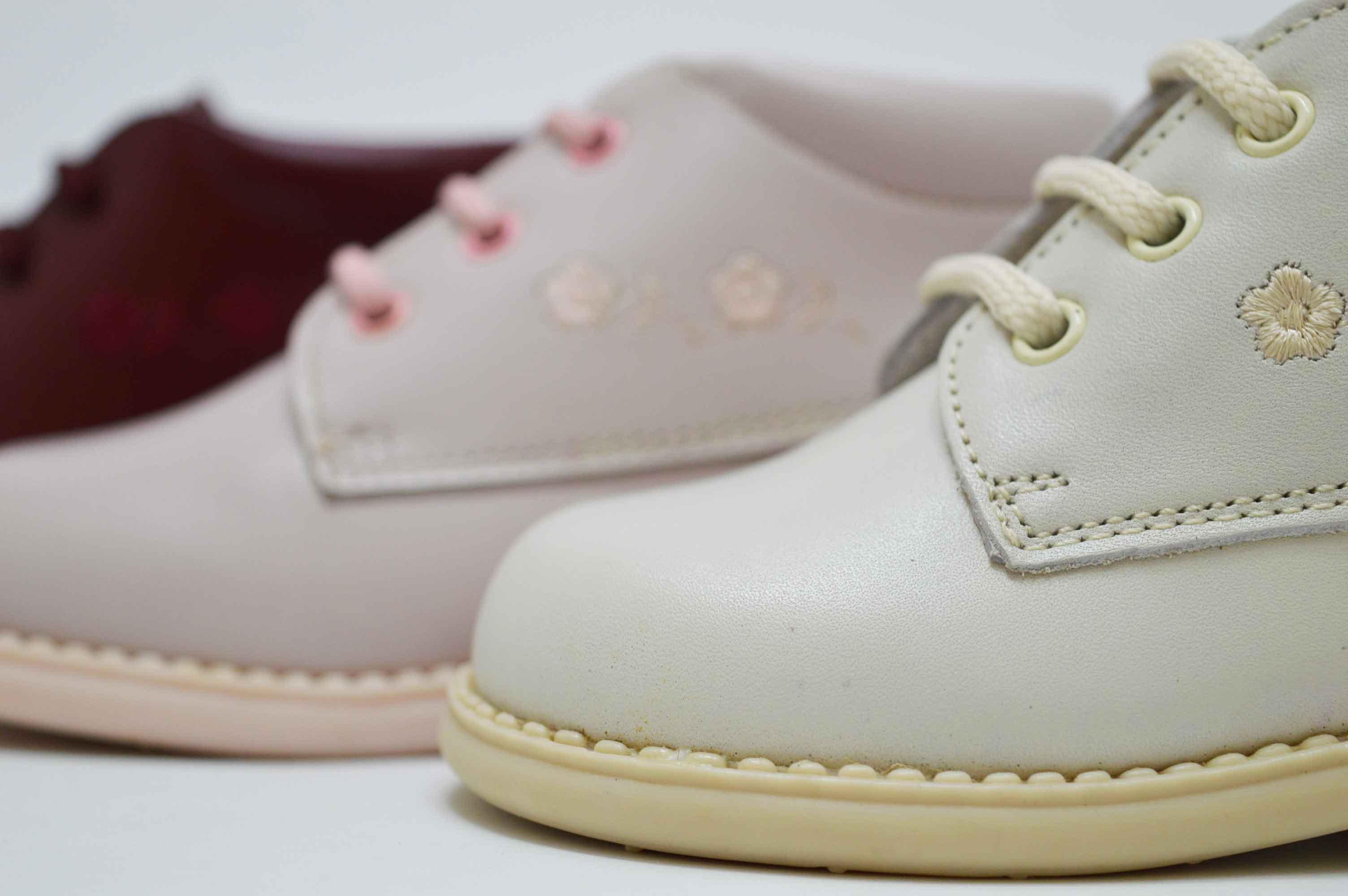 Botita cordones flor bordada niña - Imagen 15