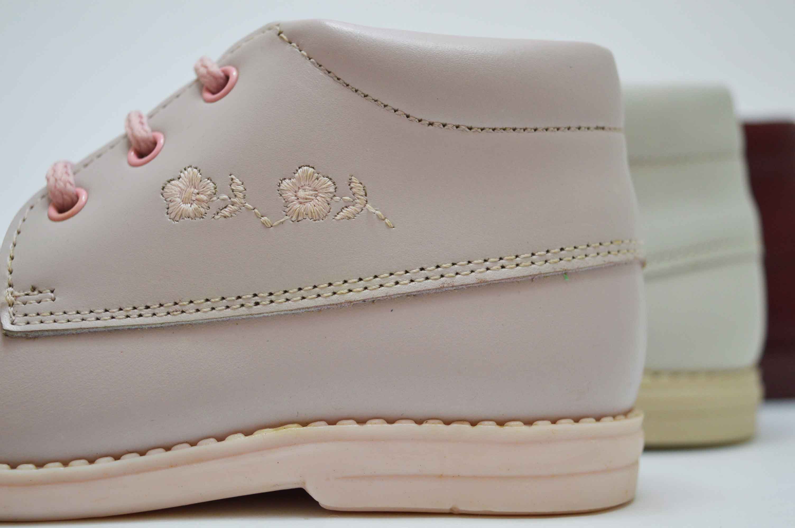 Botita cordones flor bordada niña - Imagen 16