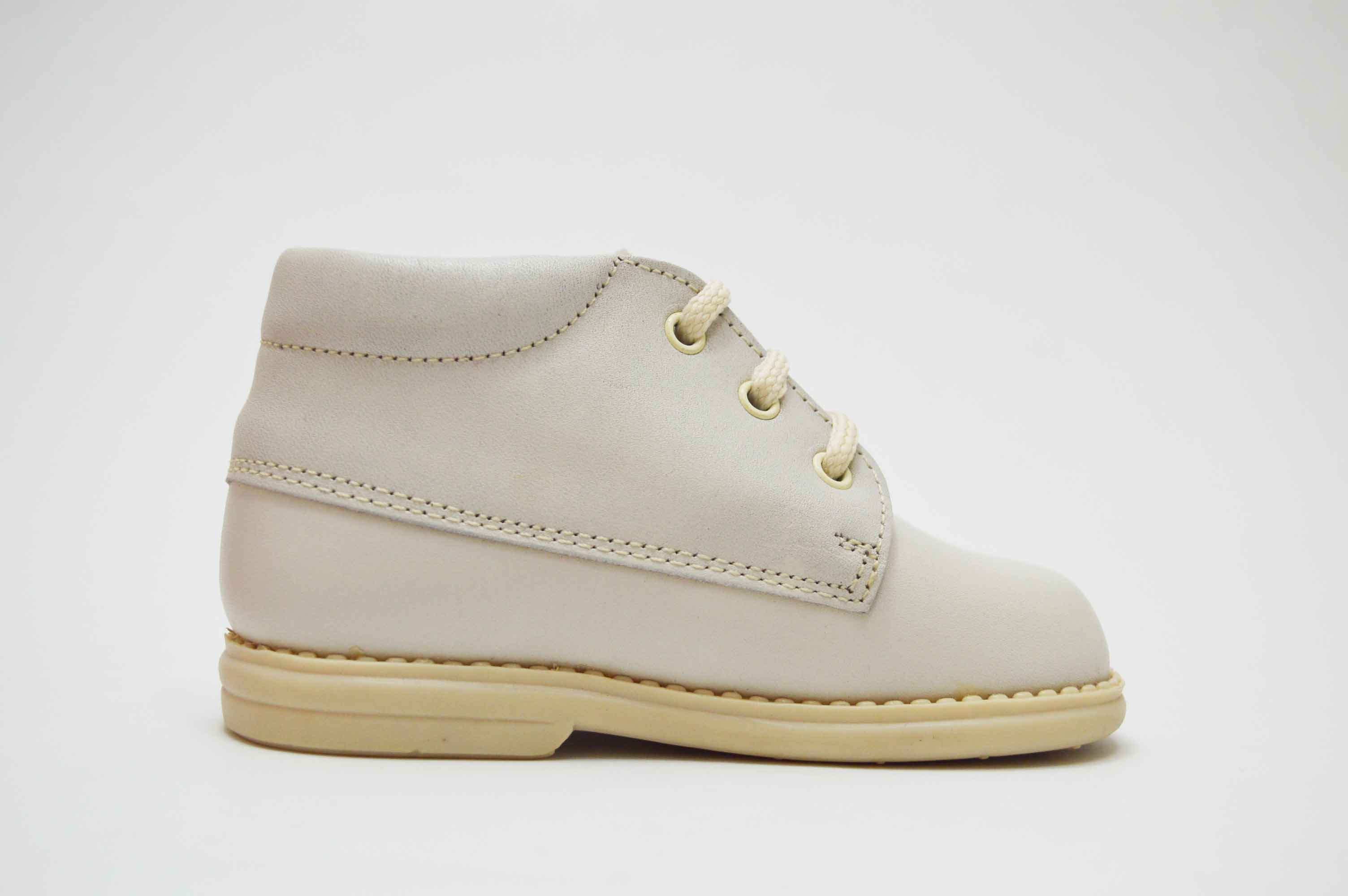 Botita cordones flor bordada niña - Imagen 4