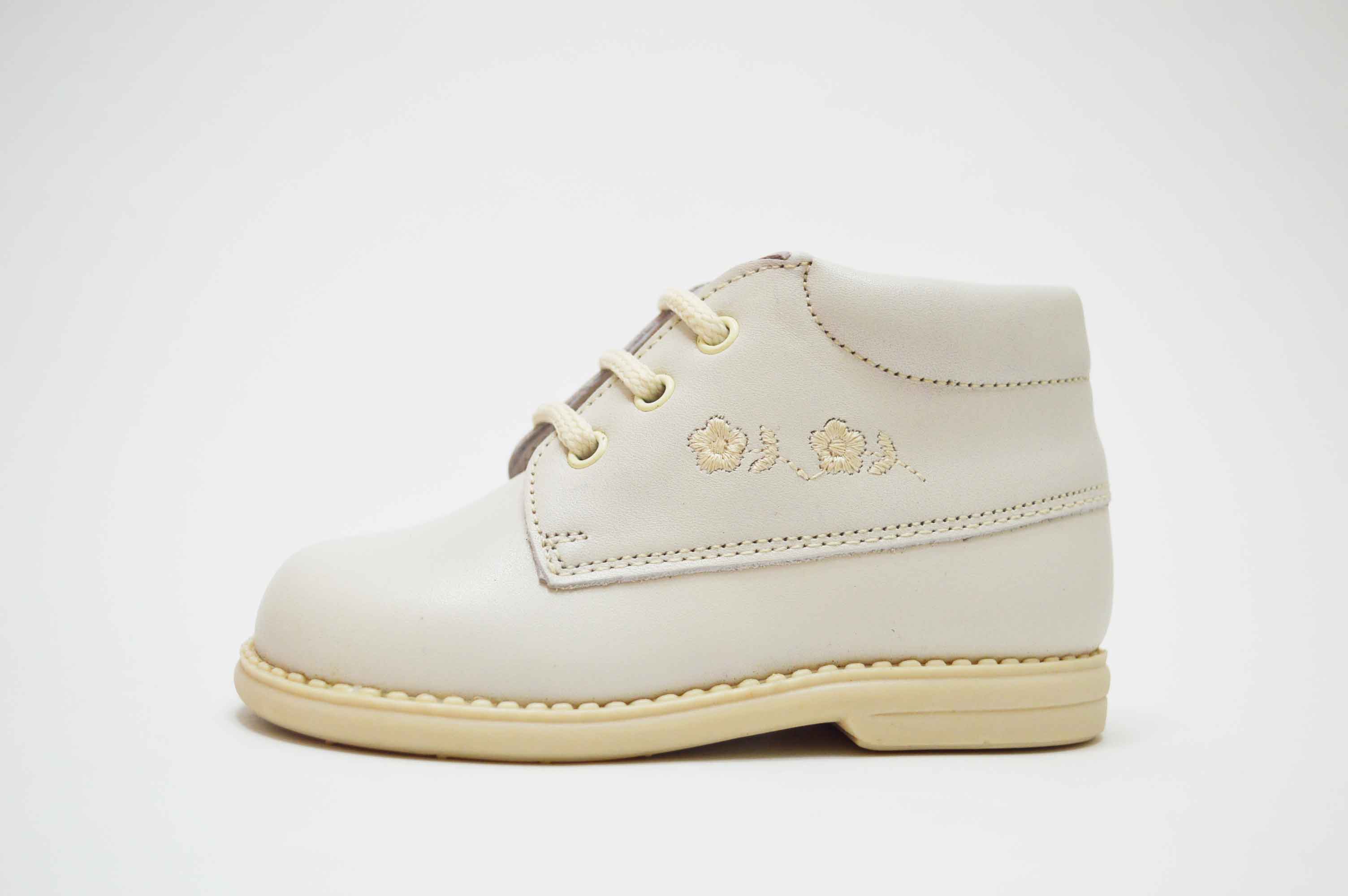 Botita cordones flor bordada niña - Imagen 3