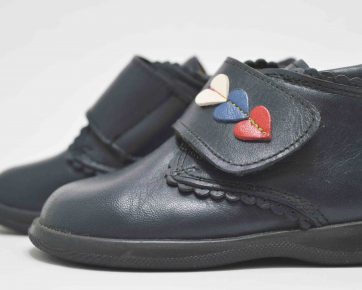 Botita azul corazones cierre adherente