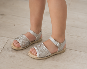 Sandalias niña hebilla glitter corazones
