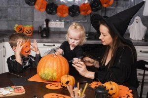 madre-e-hijos-tallando-calabaza_23-2148286393