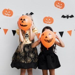vista-frontal-ninas-traje-bruja-halloween_23-2148286299