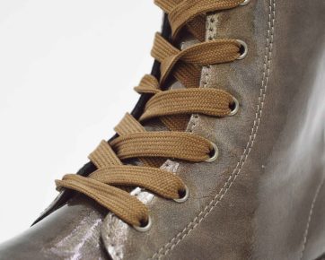 Bota estilo militar charol bronze niña