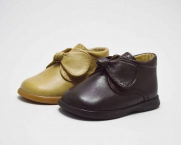 Botita cierre adherente lazo niña