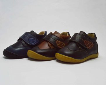 Botita cierre adherente con puntera reforzada