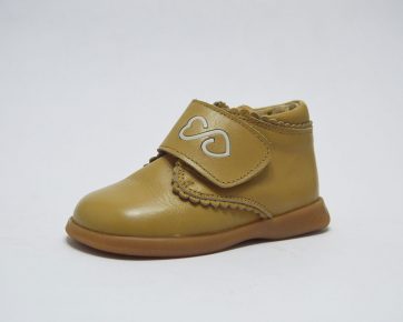 Botita camel corazones cierre adherente