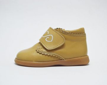 Botita camel corazones cierre adherente