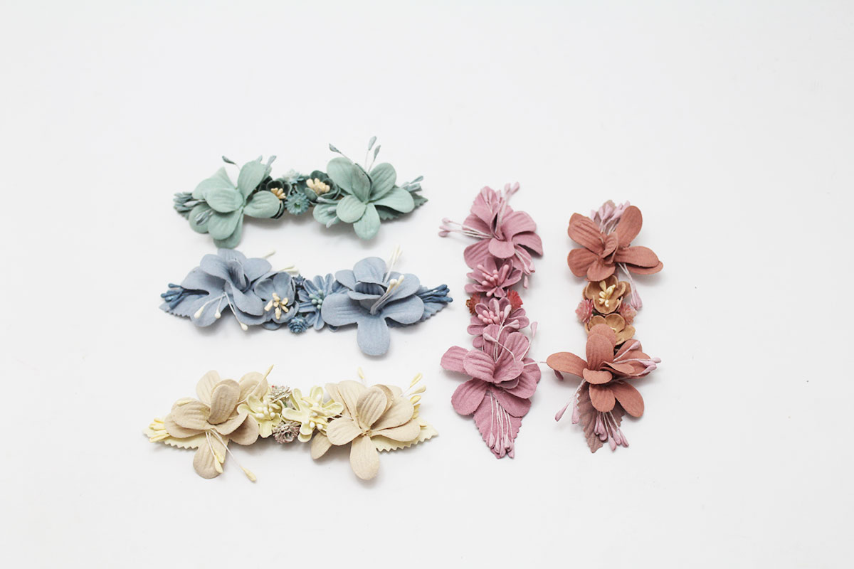 Pasador dos flores hojas ramilletes niña