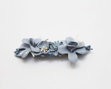 Pasador dos flores hojas ramilletes niña